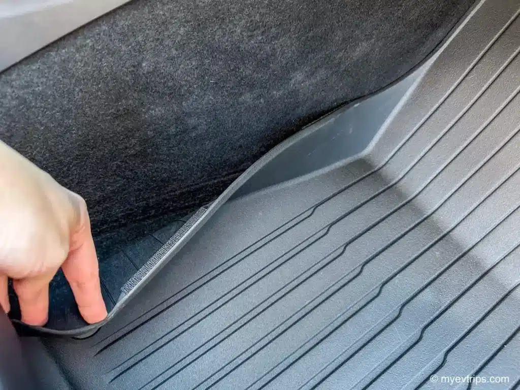 Velcro on the edges of a Tesmanian all-weather floor mat 