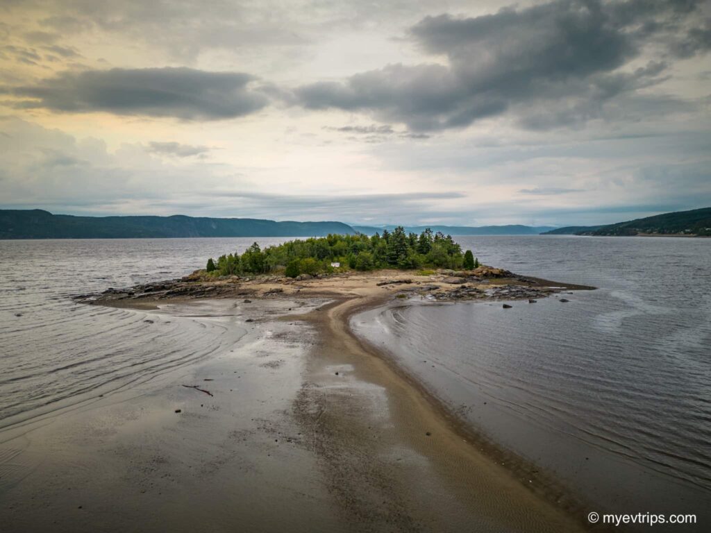 Island with sand path in Grande-Baie