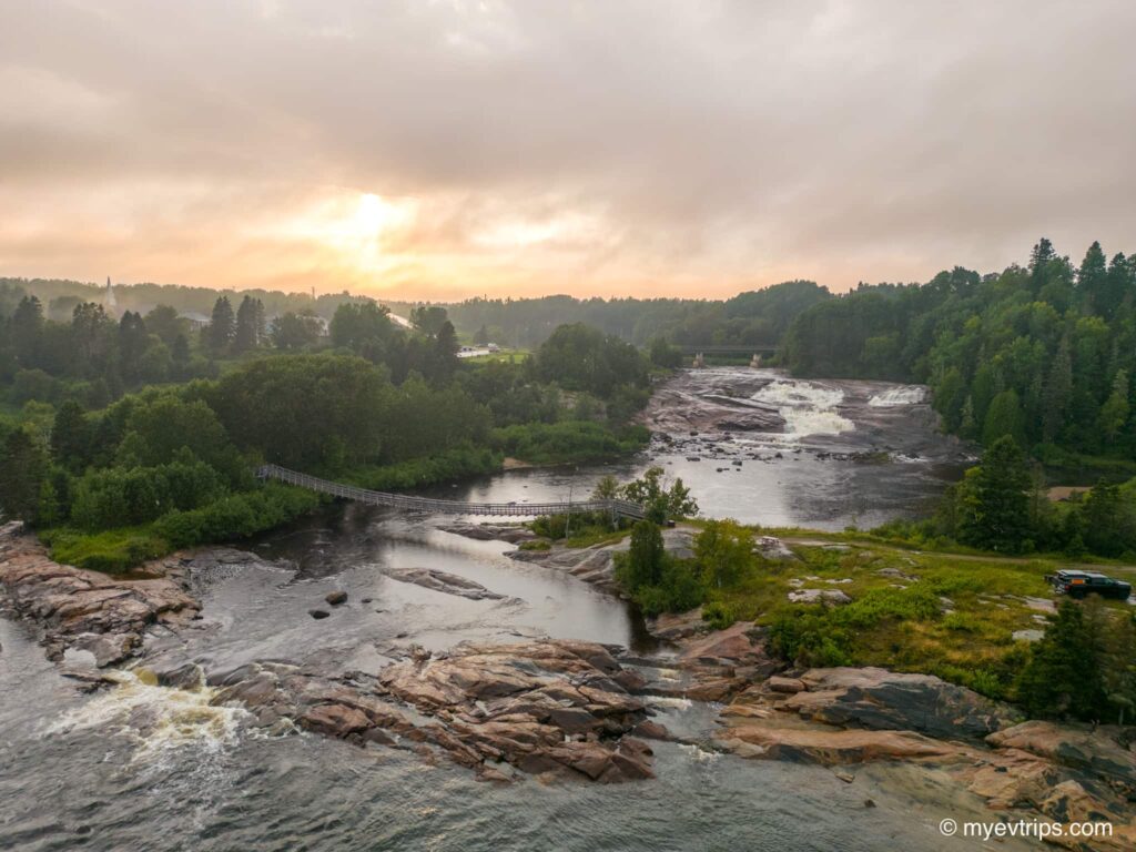 Longue-Rive bridge and waterfall