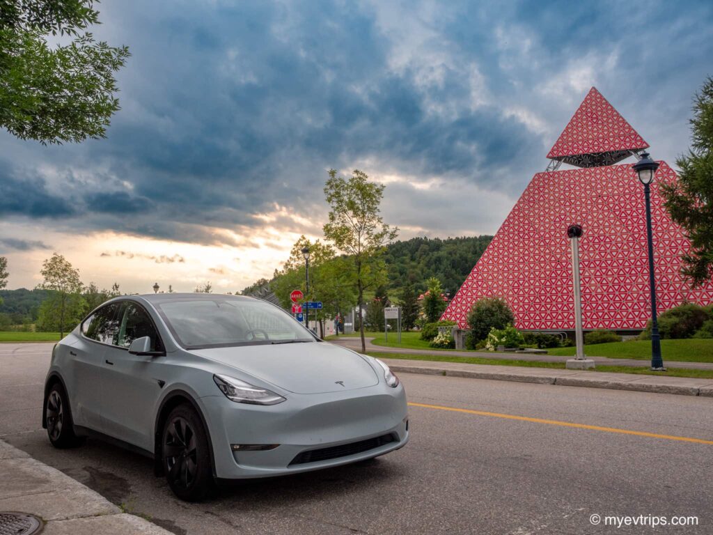 Tesla Model Y in front of the Pyramide des Ha! Ha!