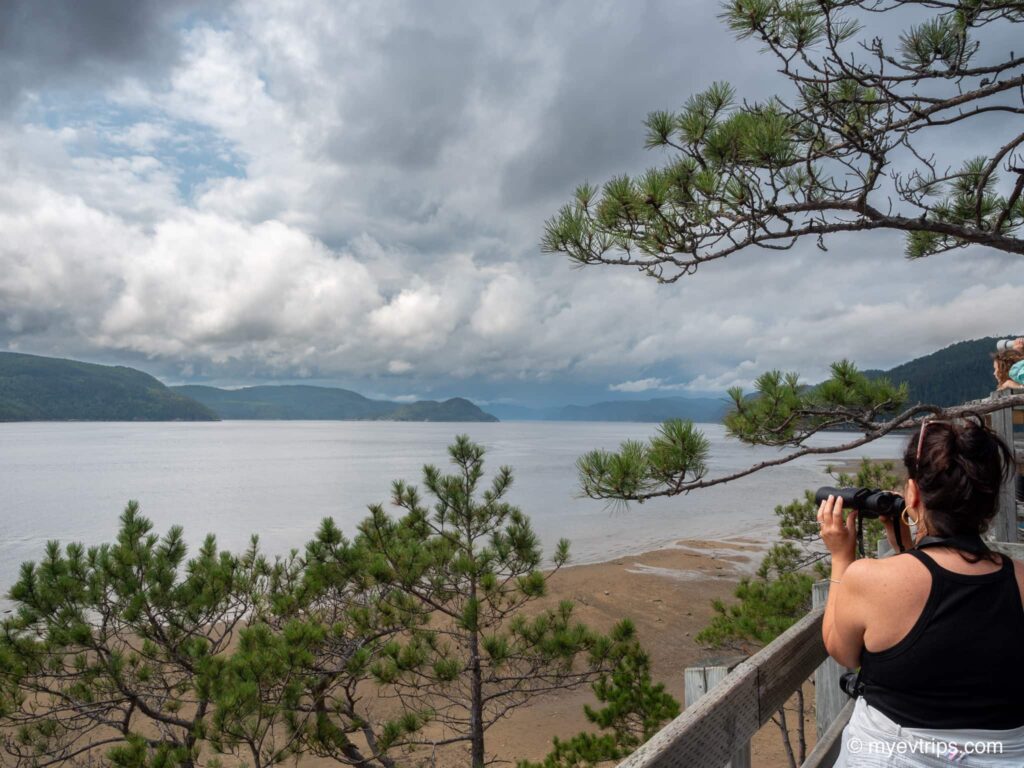 Women with binoculars at the Halte du Béluga lookout