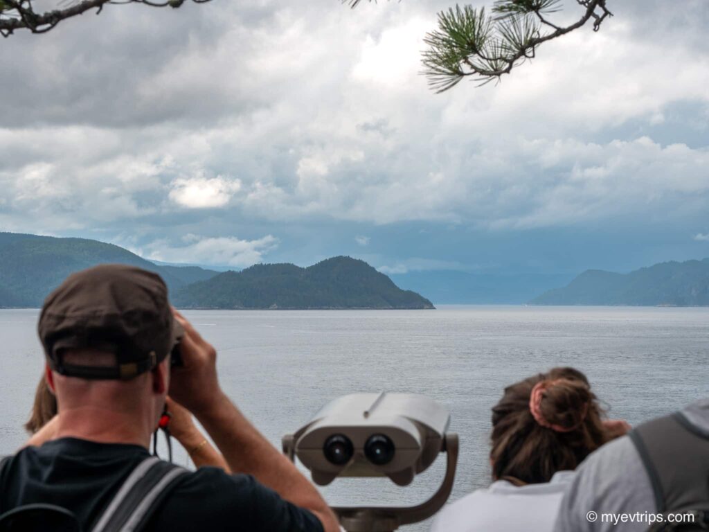 Man with binoculars at the Halte du Béluga lookout