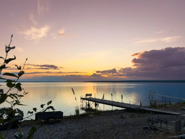 Slowing down on Slave Lake. 🌊🔥🎸

After days of dusty roads and long drives, a little downtime at a friend’s place on Slave Lake was exactly what I needed. Beach days, campfire nights with a guitar in hand, and even checking out his cousin’s brand-new VW ID. Buzz—which, fittingly, he’s planning to drive all the way up to Yellowknife.

Moments like these—where the trip slows down and it’s just good company, northern sunsets, and a glimpse of the EV future—are what make the journey so rewarding.

Full trip report and more photos now live on myevtrips.com
 🚗✨

#SlaveLake #CanadianRoadTrip #EVadventures #TeslaRoadTrip #DriveElectric #VWIDBuzz #LifeInTheNorth #ExploreAlberta #BeachVibes #CampfireNights