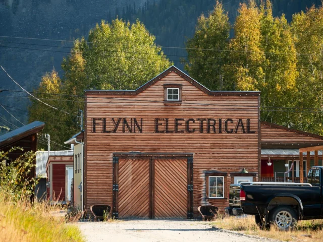 While getting a spare tire patched in Dawson City, I wandered the historic streets and soaked in the gold-rush vibe. Stayed at the @downtownhoteldawson — the perfect place to recharge both car and driver ⚡🏨 Full northbound route + EV tips at myevtrips.com.

#EVroadtrip #ElectricVehicle #TeslaModelY #DawsonCity #KlondikeHighway #YukonAdventure #HistoricDrive #RoadTripLife #RemoteTravel #TravelNorthern #SustainableTravel #yukonhotels #exploreyukon @yukonhotels @travelyukon