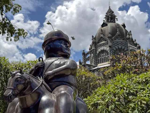 Standing among the famous sculptures of Plaza Botero is one of those moments where Medellín’s personality really comes into focus. What first looks playful and oversized quickly reveals deeper layers of culture, pride, and identity — all through the unmistakable style of Fernando Botero.

👉 Read the full guide on the blog for the best way to visit Plaza Botero, what the sculptures represent, and how to include it in your Medellín itinerary.
🔗 link in bio

#Medellin #PlazaBotero #FernandoBotero #VisitColombia #MedellinTravel